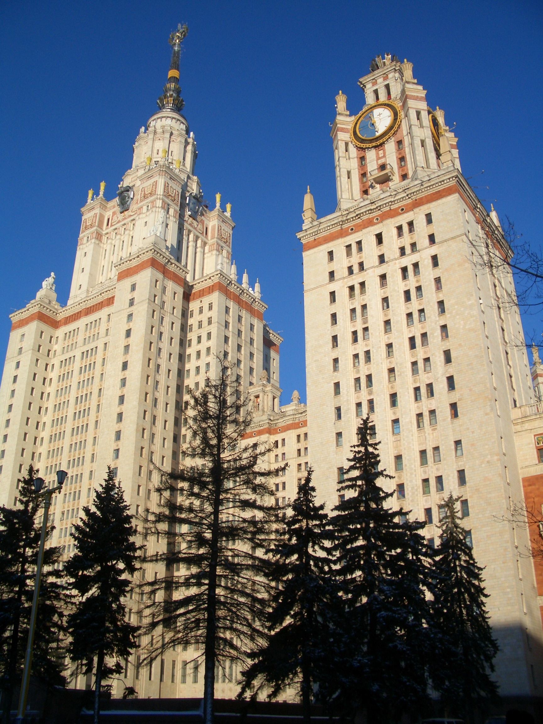 Известные сооружения москвы. Сталинские высотки МГУ. Сталинская архитектура МГУ. Здание МГУ сталинская высотка. 7 МГУ В Москве.