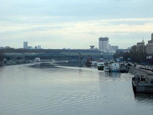 Вид с Крымского моста в Москве вверх по течению реки